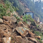 चोर खोलामा पहिरो जाँदा करिब २ सय सवारीसाधन जाममा, यात्रु अलपत्र